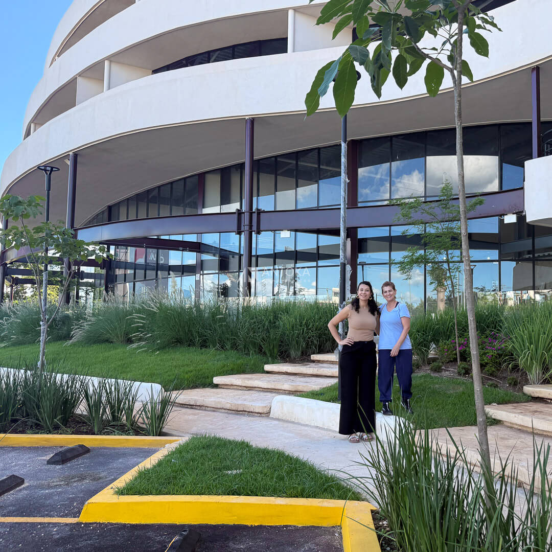 Inversionista analizando planos