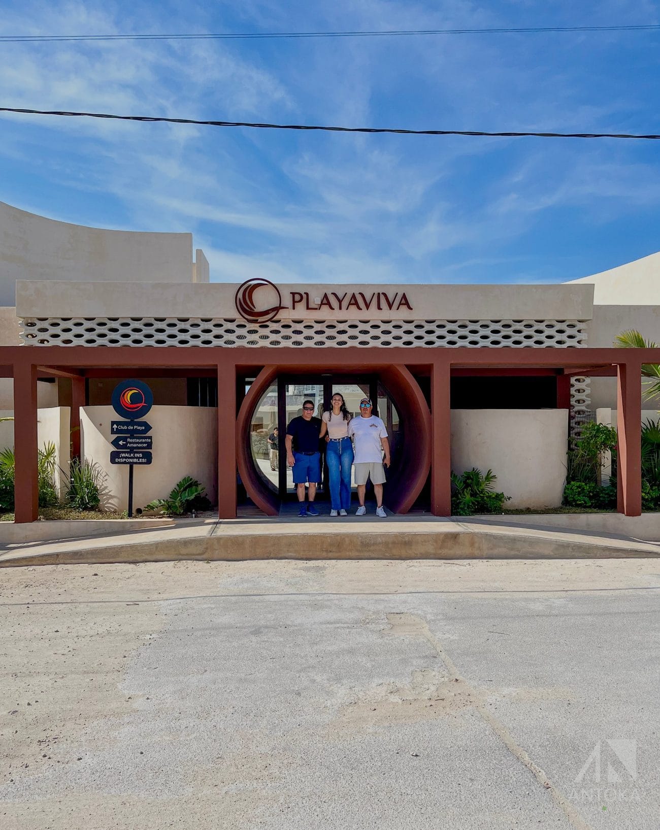 Lupita con clientes de Antoka en la entrada de Playaviva