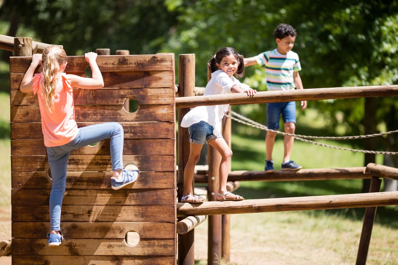 Niños jugando en un fuerte de madera, amenidad familiar de Cumbres de la Hacienda