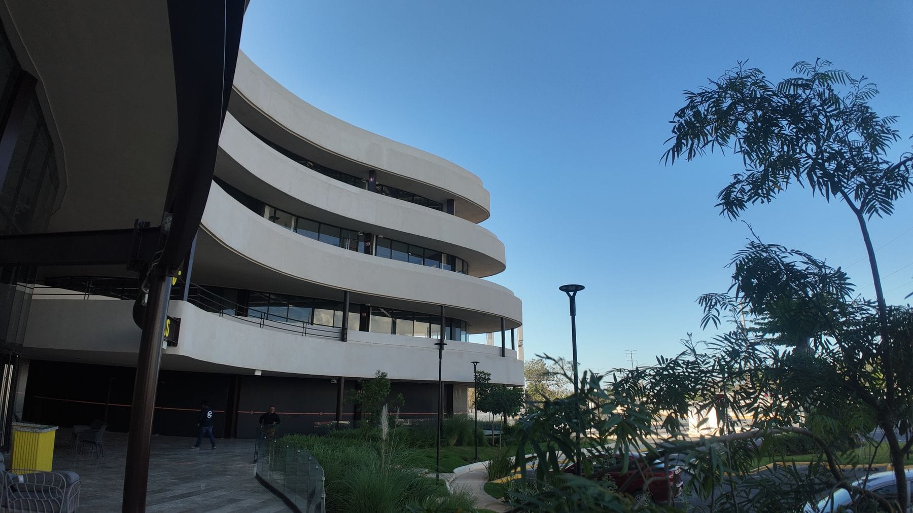 Fachada curva de DAM Business Center