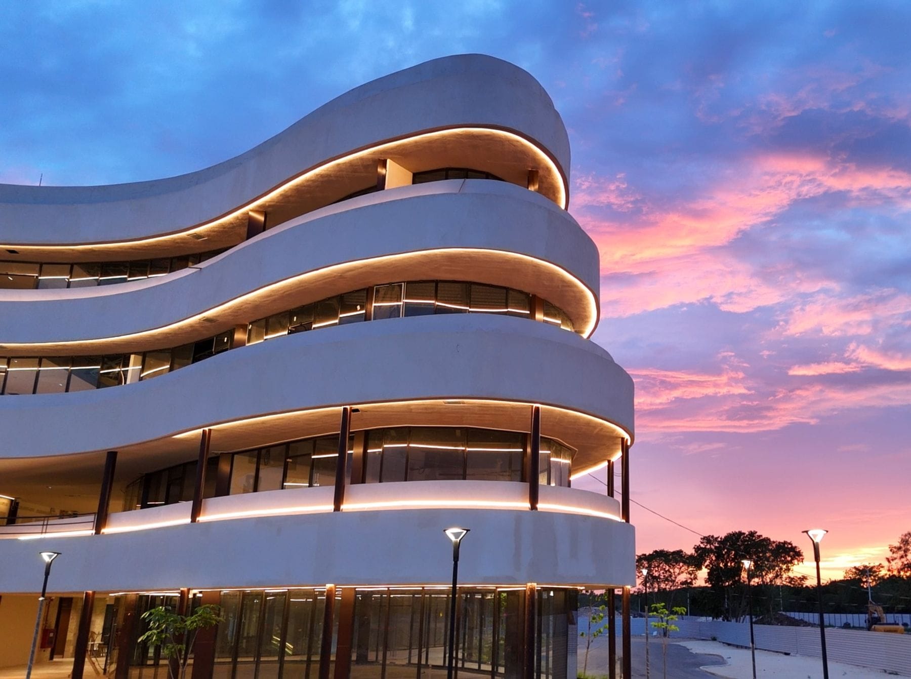 DAM Business Center iluminado al atardecer