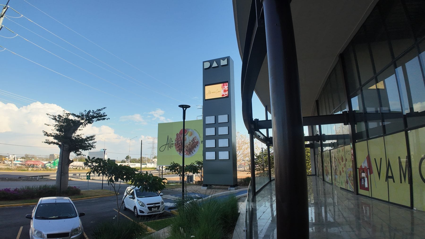 Pasillo comercial de DAM Business Center con Allô mon Coco