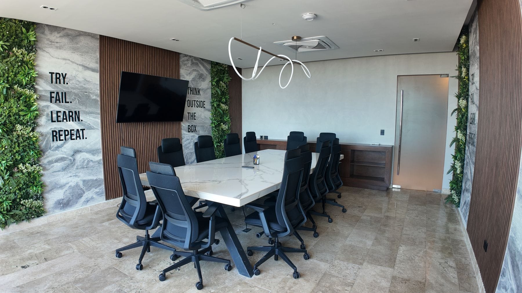 Sala de juntas dentro de DAM Business Center