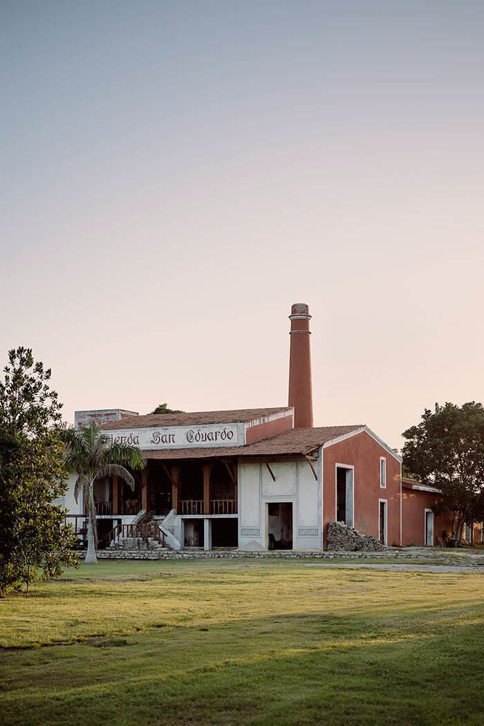 Chimenea y desfibradora de Hacienda San Eduardo