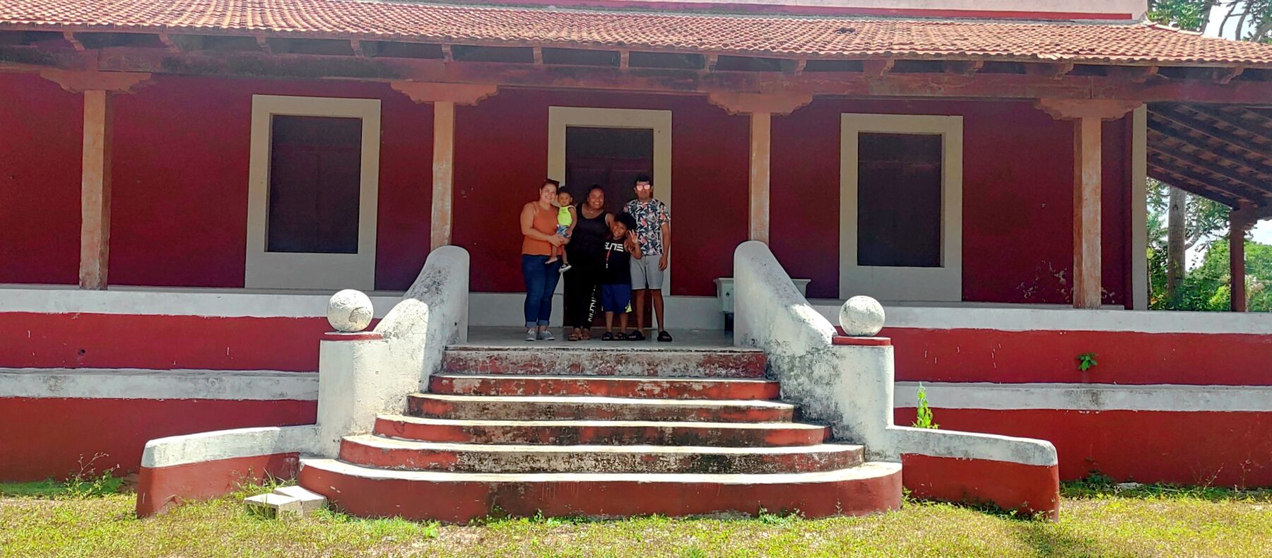 Clientes de Antoka en la escalera de la casa principal de la hacienda