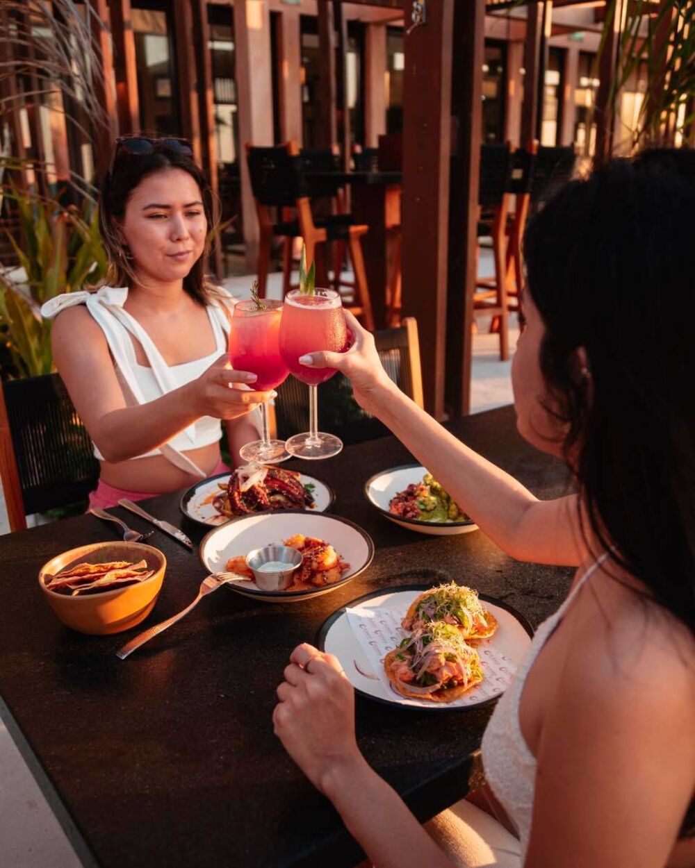 Amigas brindando en Playaviva Beach Club