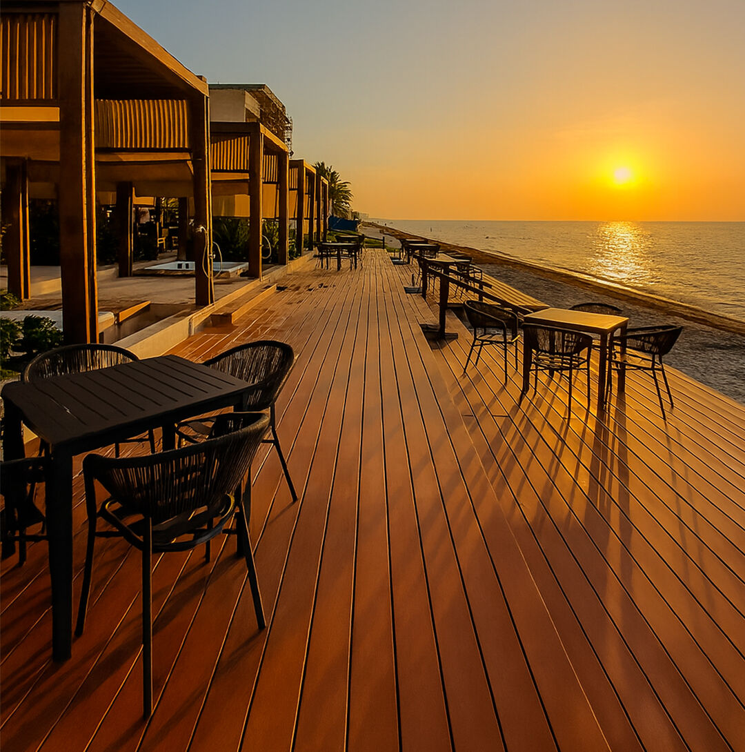 Deck de Playaviva Beach Club al atardecer frente al mar