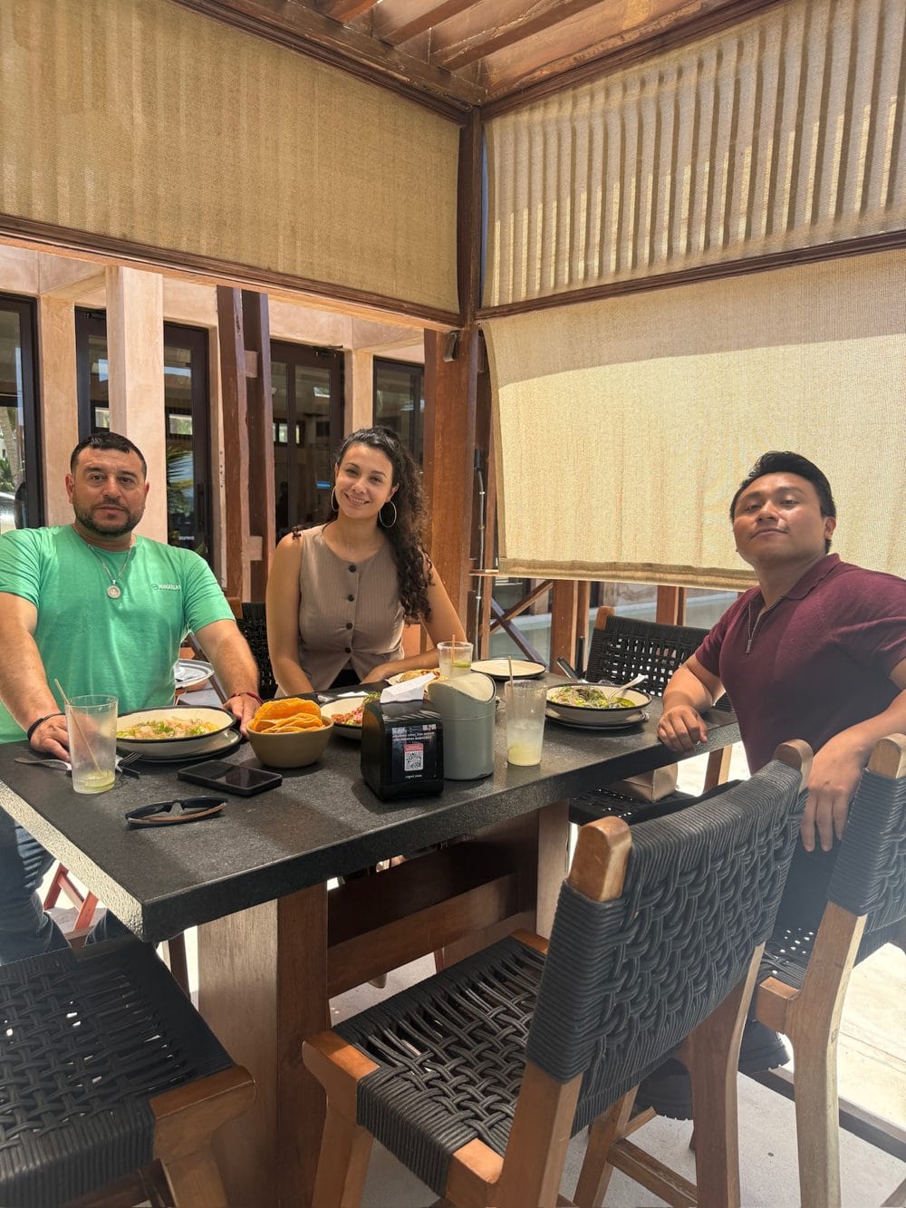 Lupita comiendo con clientes en Playaviva