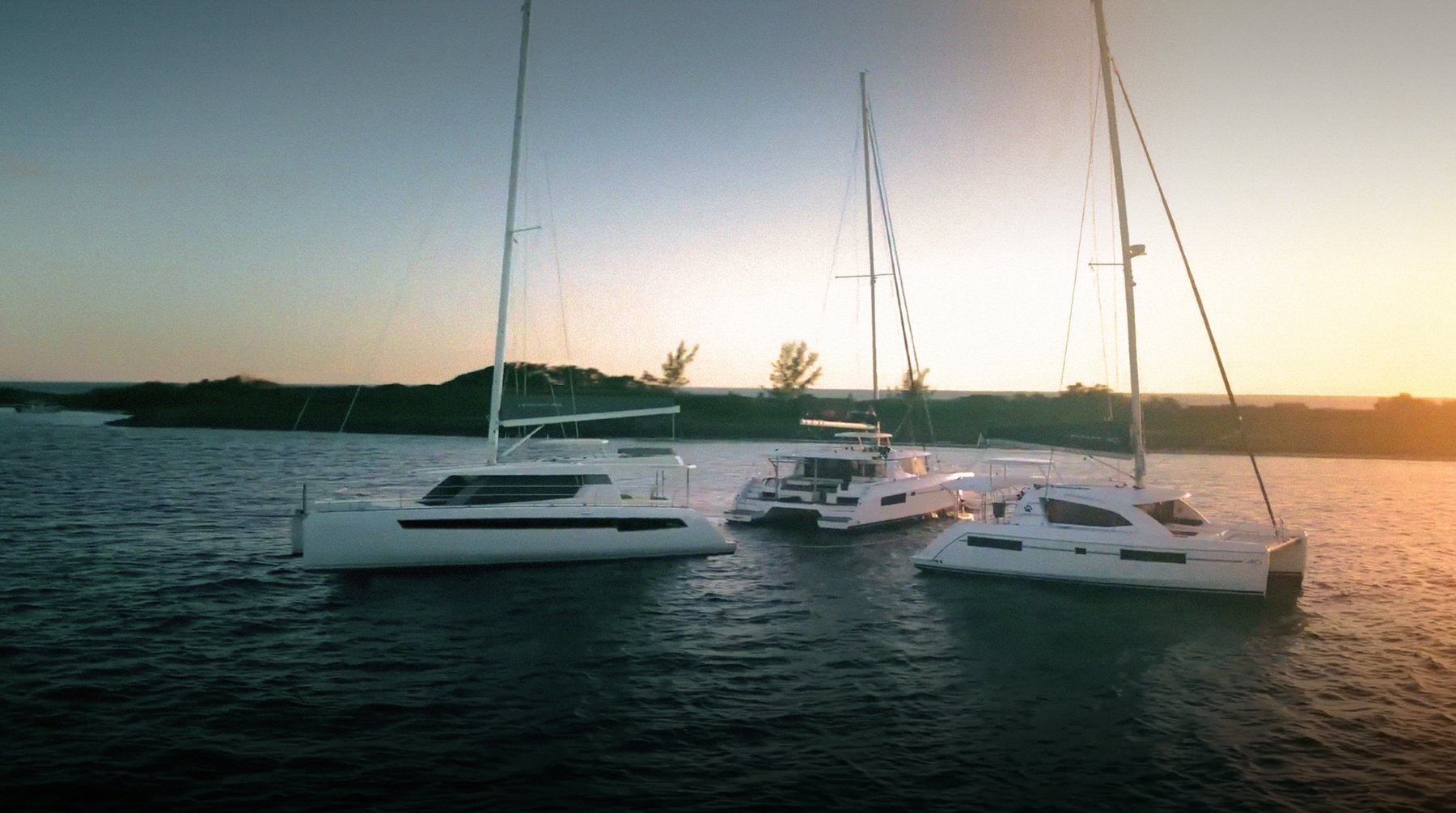 Catamaranes al atardecer, ilustración del estilo de vida náutico de Mareta