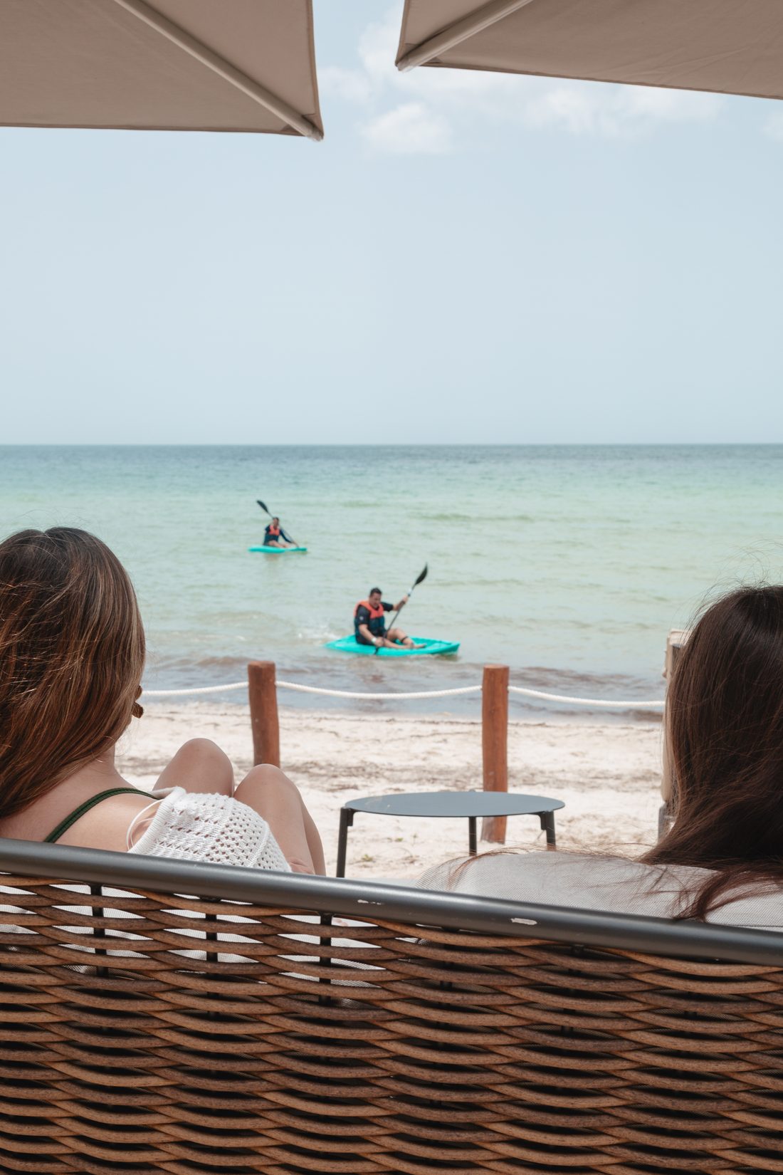 Vista al mar con kayaks desde el club de playa Playaviva Telchac
