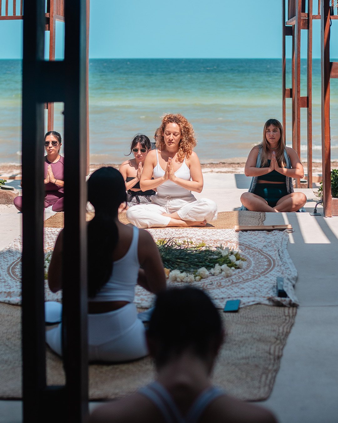Clase de yoga frente al mar en Playaviva Telchac