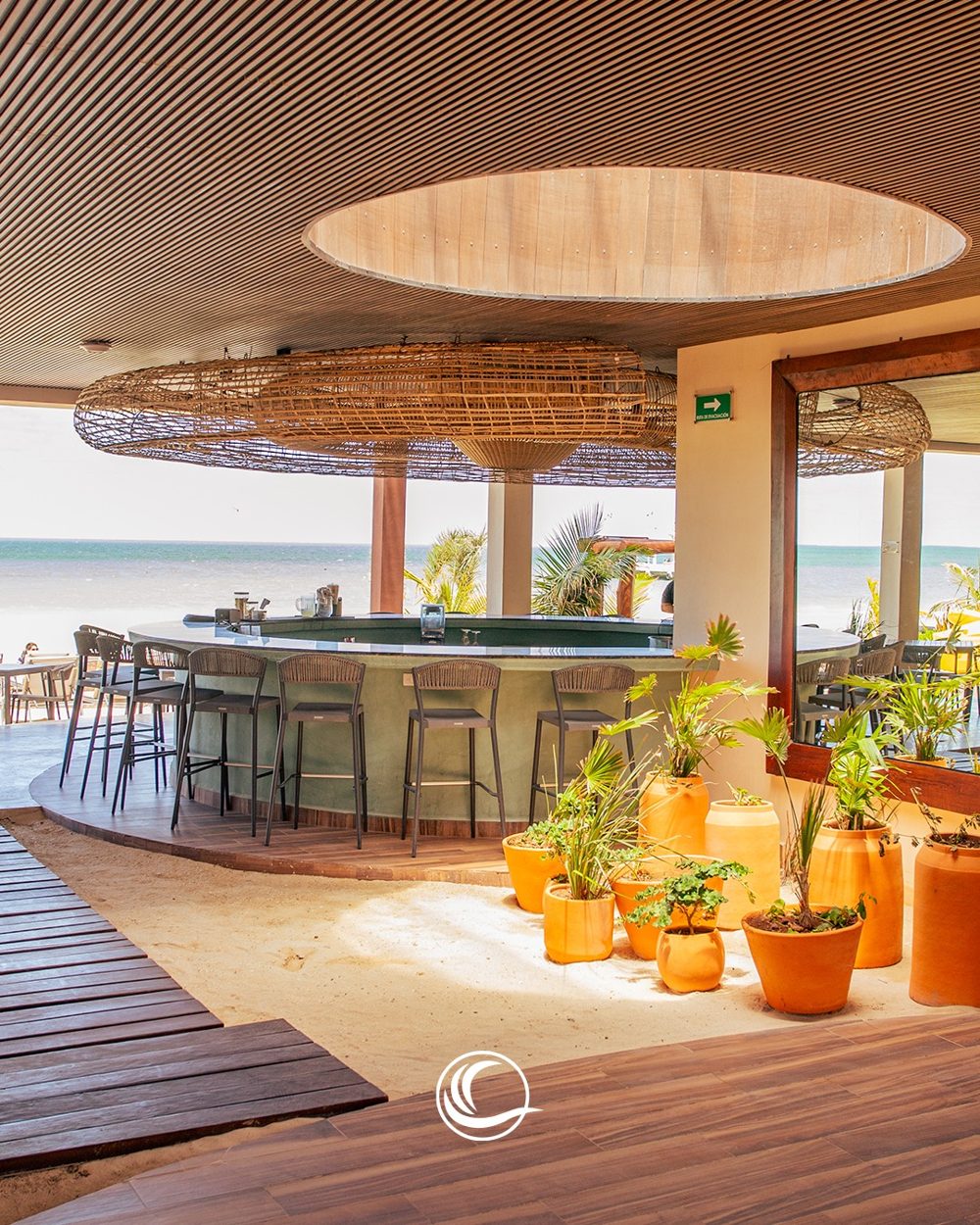 Bar circular frente al mar en Playaviva