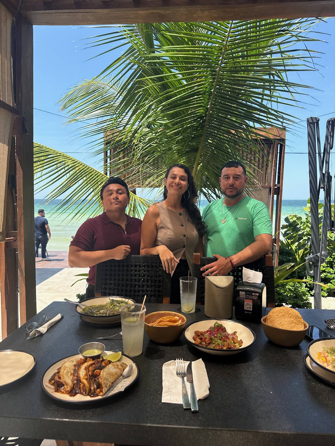 Clientes de Antoka en el restaurante de Playaviva