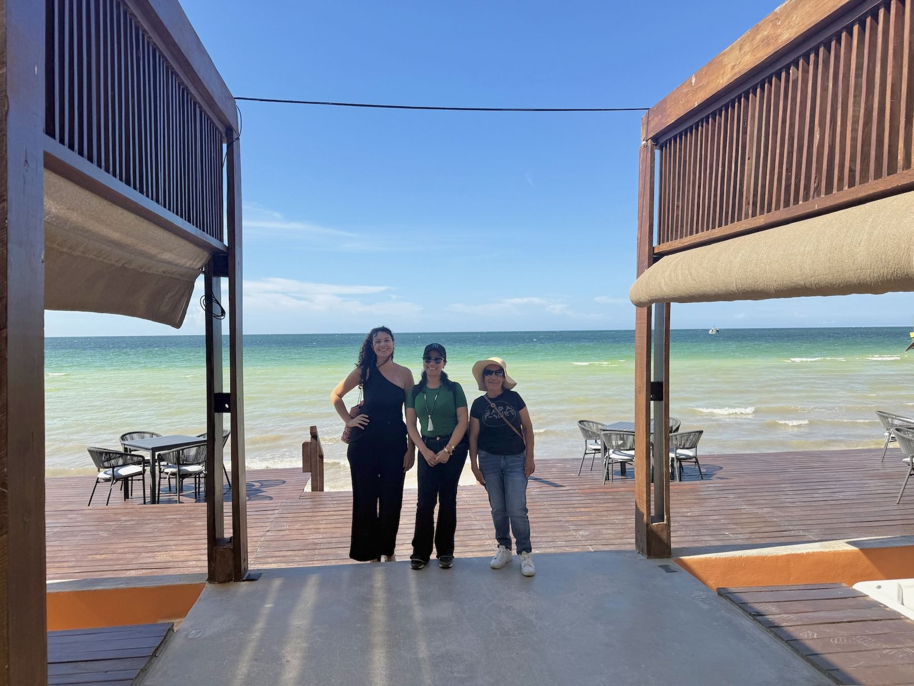 Clientes de Antoka con Lupita en Playaviva, Telchac Puerto