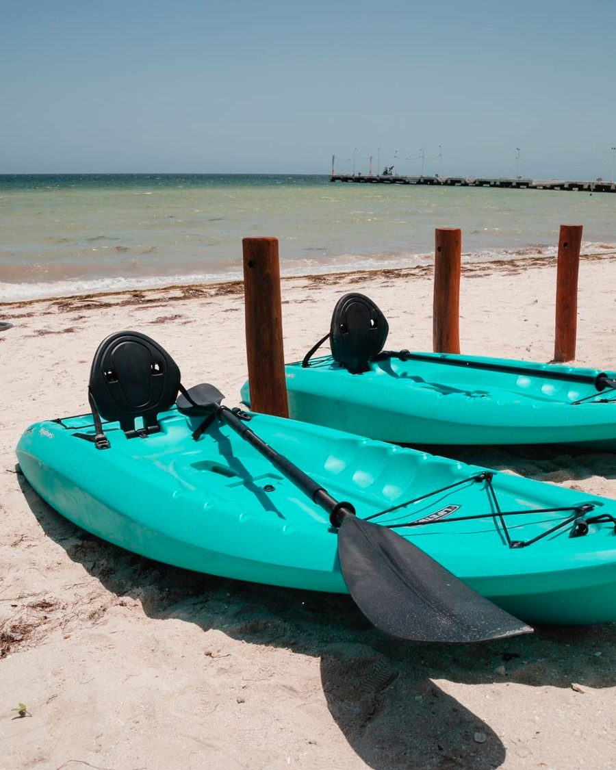 Kayaks en la playa de Playaviva
