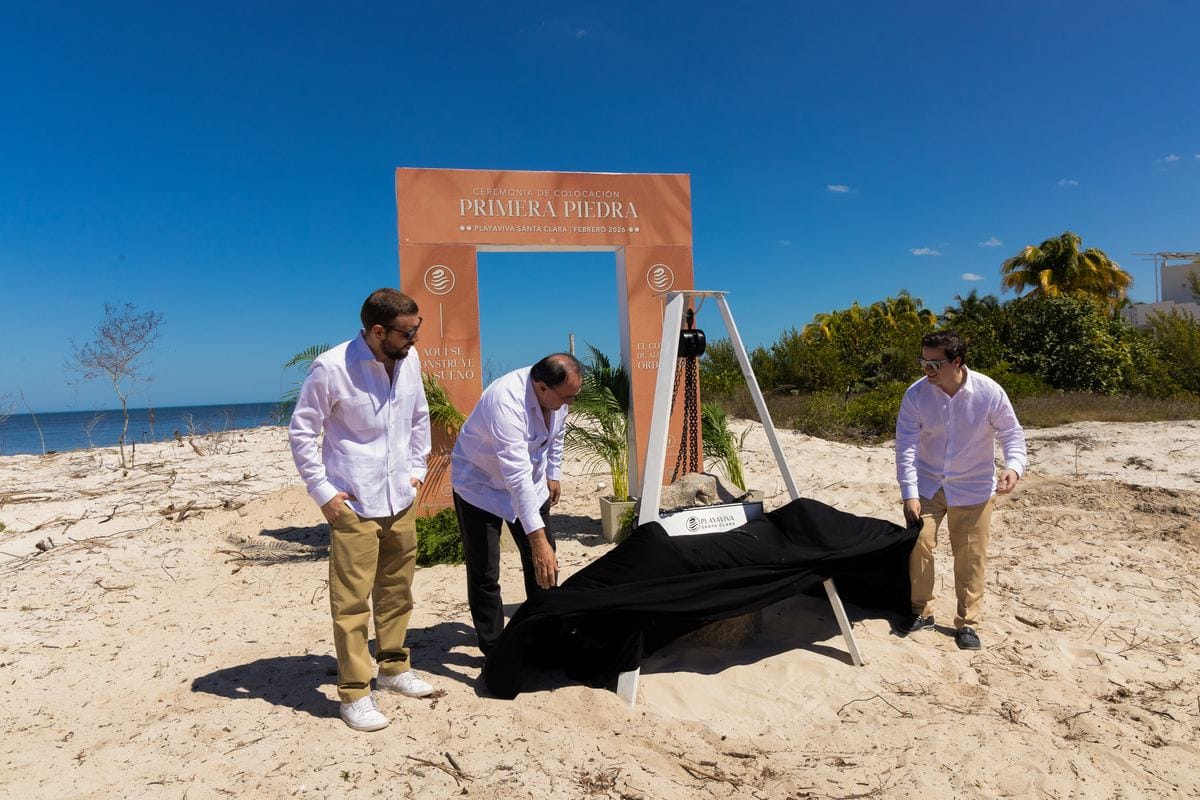 Develación de la placa de primera piedra frente al mar en Santa Clara