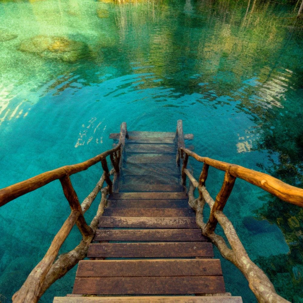 Escalera de madera hacia el cenote club