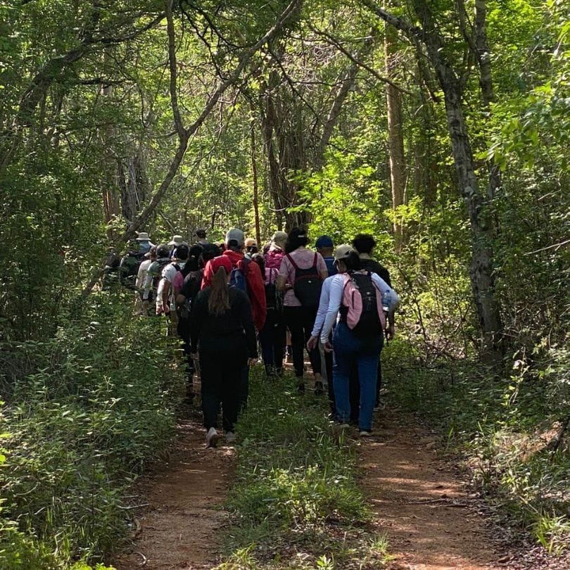 Grupo caminando por un sendero de selva