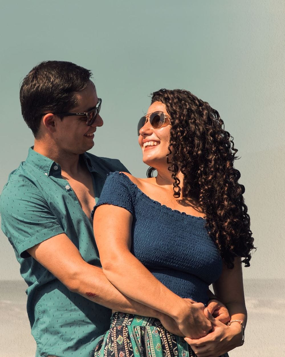 Pareja abrazada frente al mar en la costa de Yucatán