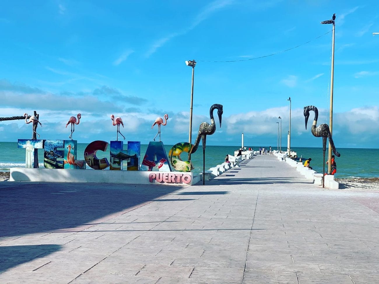 Letras de Telchac Puerto junto al muelle