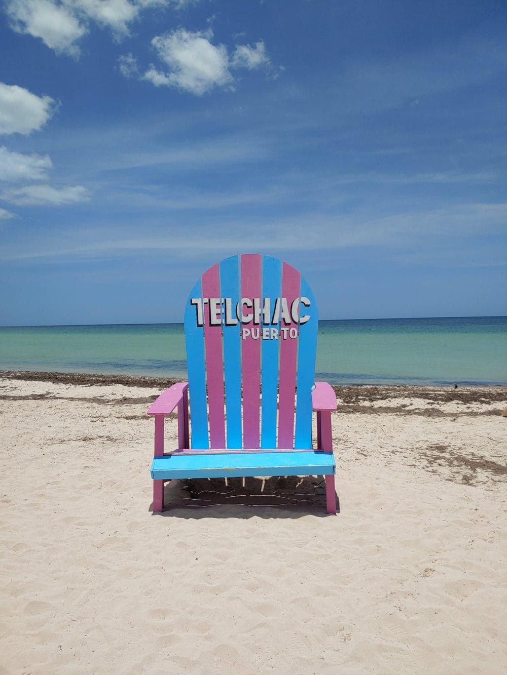 Silla gigante de Telchac Puerto frente al mar